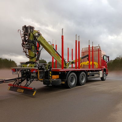 Roter Holztransport-LKW mit grünem Ladekran und roten Rungen, bereit für den Holztransport.
