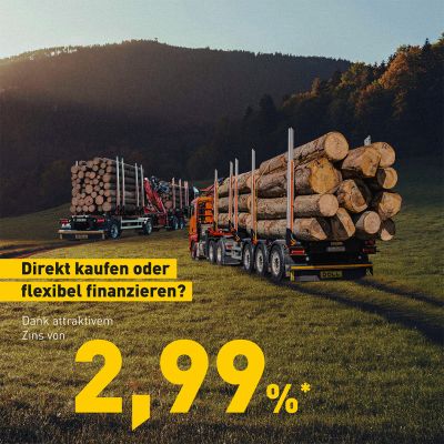 Zwei Holztransporter, die große Holzstämme in einem bewaldeten Feld transportieren, finanzierbar mit 2,99% Zins.